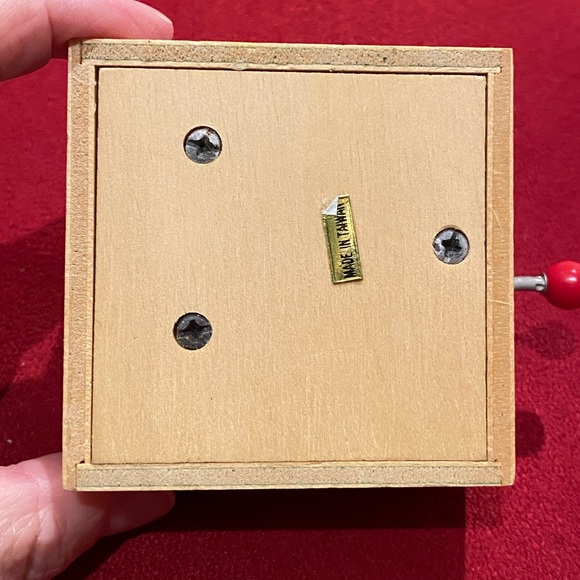 NIB/vintage House of Lloyd “Christmas Around the World” petite music box - Picture 9 of 9